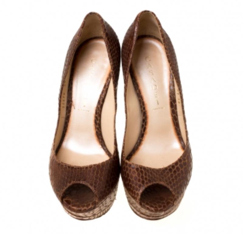 Casadei Escarpins à plateforme en cuir embossé python marron Taille 38 État moyen - En vente à Dubai, Al Qouz 2