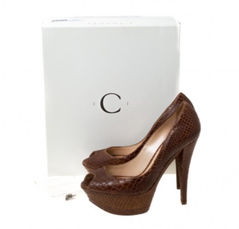 Casadei Escarpins à plateforme en cuir embossé python marron Taille 38 en vente 3