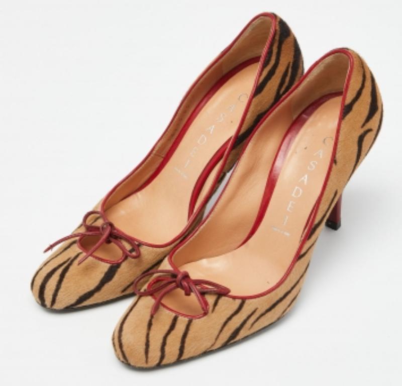 Entdecken Sie die Eleganz der Schuhe mit diesen Damenpumps von Casadei. Diese sorgfältig entworfenen Absätze vereinen Mode und Komfort und sorgen dafür, dass Sie in jeder Umgebung glänzen.