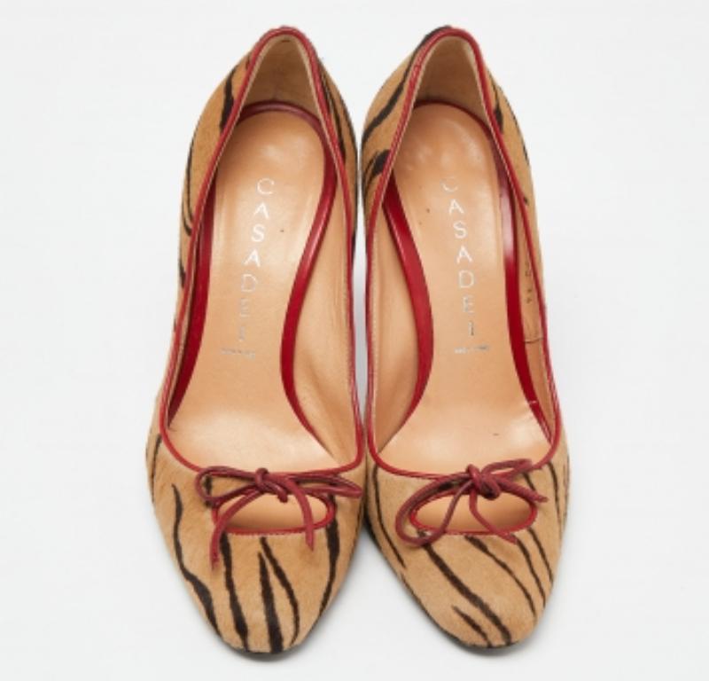 Casadei Braun/Rot Zebradruck Kalbshaar spitze Zehe Pumps Größe 34 im Zustand „Gut“ im Angebot in Dubai, Al Qouz 2