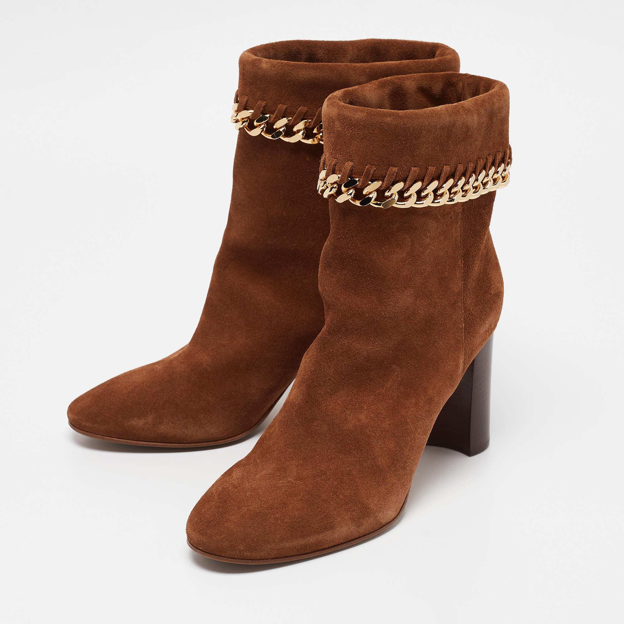 Enjoy the most fashionable days with these stylish boots. Modern in design and craftsmanship they are fashioned to keep you comfortable and chic