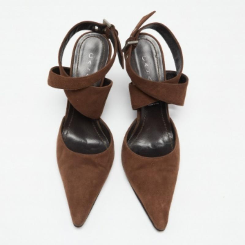 Casadei Sandalias con cuña y tira al tobillo de ante marrón talla 38 en Bastante bueno estado para la venta en Dubai, Al Qouz 2
