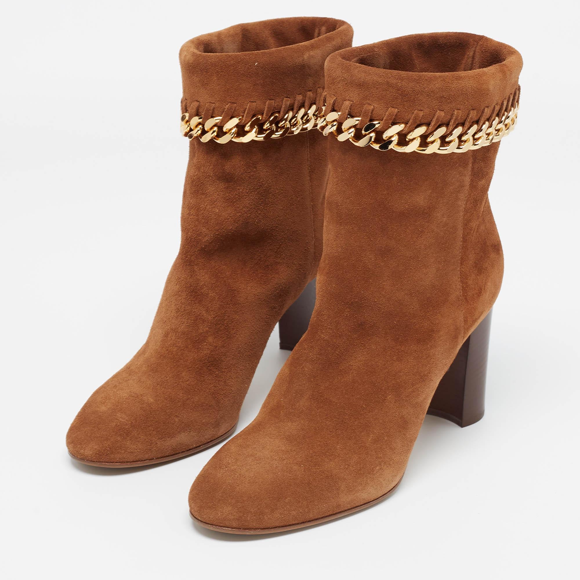 Profitez des journées les plus branchées avec ces bottes élégantes. D'une conception et d'un savoir-faire modernes, elles sont conçues pour vous offrir confort et élégance !
