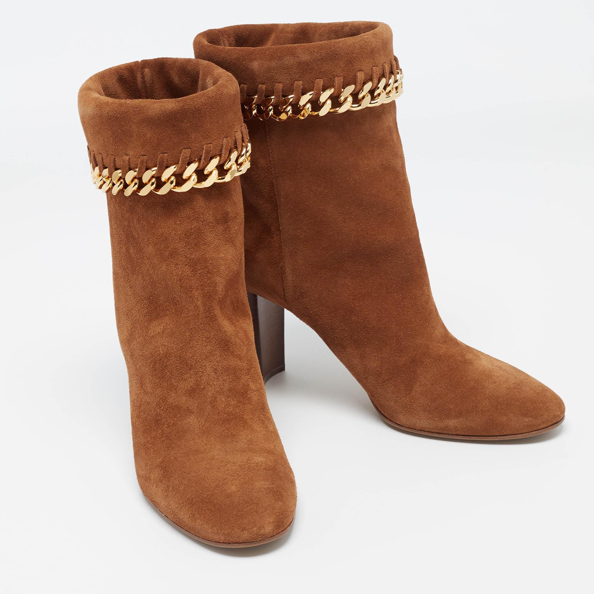 Casadei Brown Suede Chain Detail Ankle Boots Size 37 Bon état - En vente à Dubai, Al Qouz 2