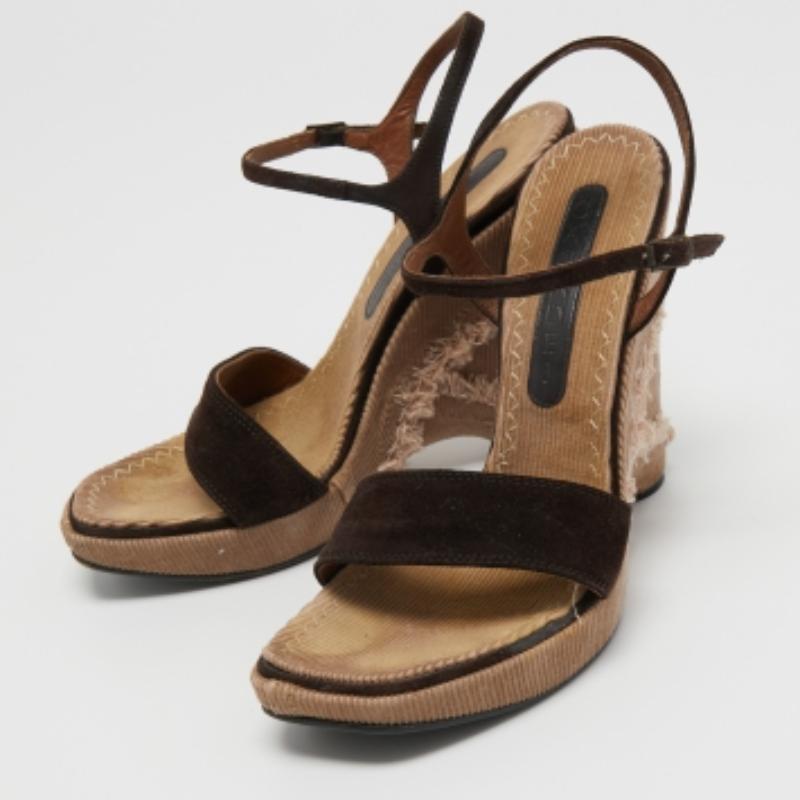Completa il tuo outfit ben curato con queste autentiche scarpe firmate. Senza tempo e di classe, hanno una costruzione straordinaria per una qualità duratura e una vestibilità confortevole.