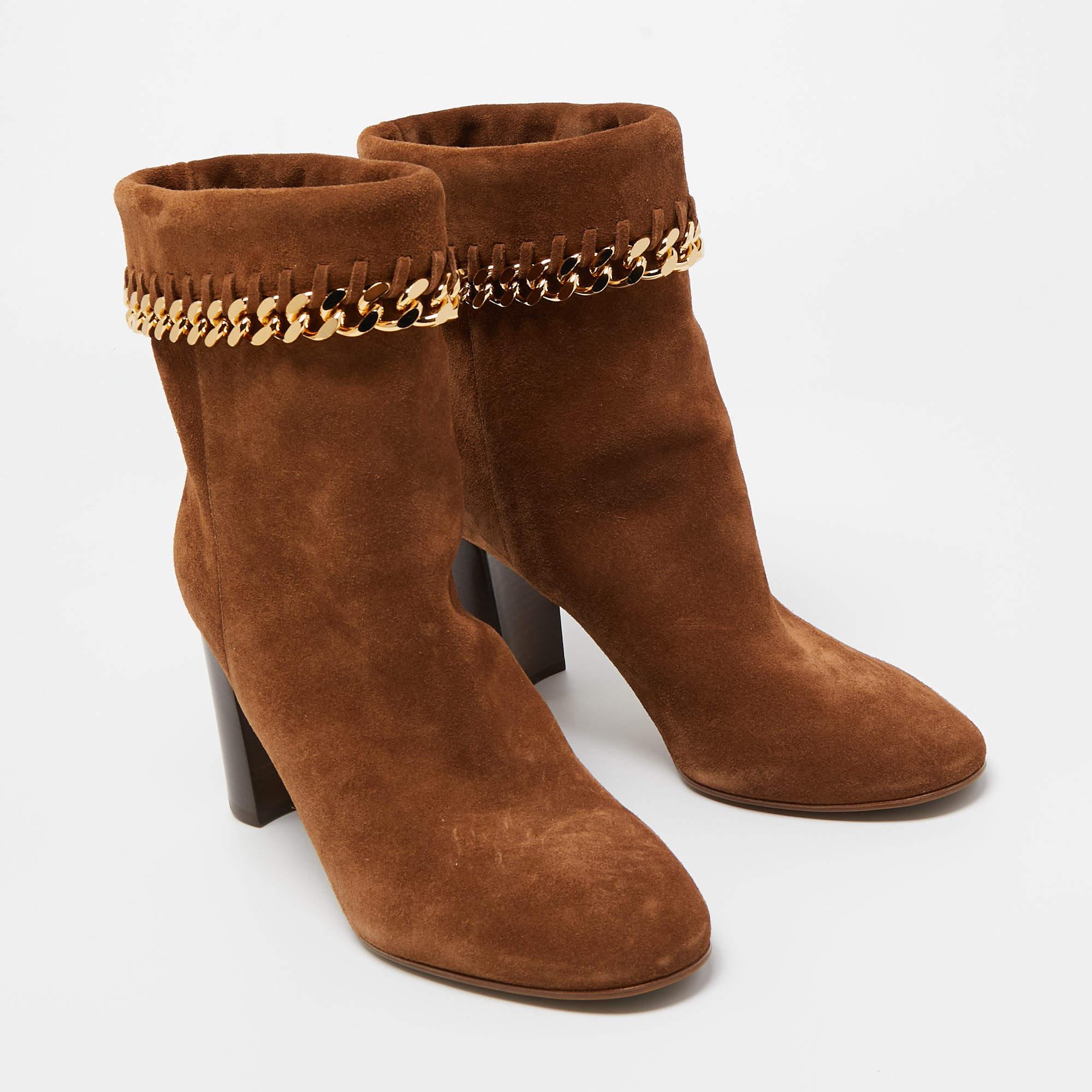 Casadei Brown Suede Renna Chain Trim Ankle Boots Size 39 In Excellent Condition For Sale In Dubai, Al Qouz 2