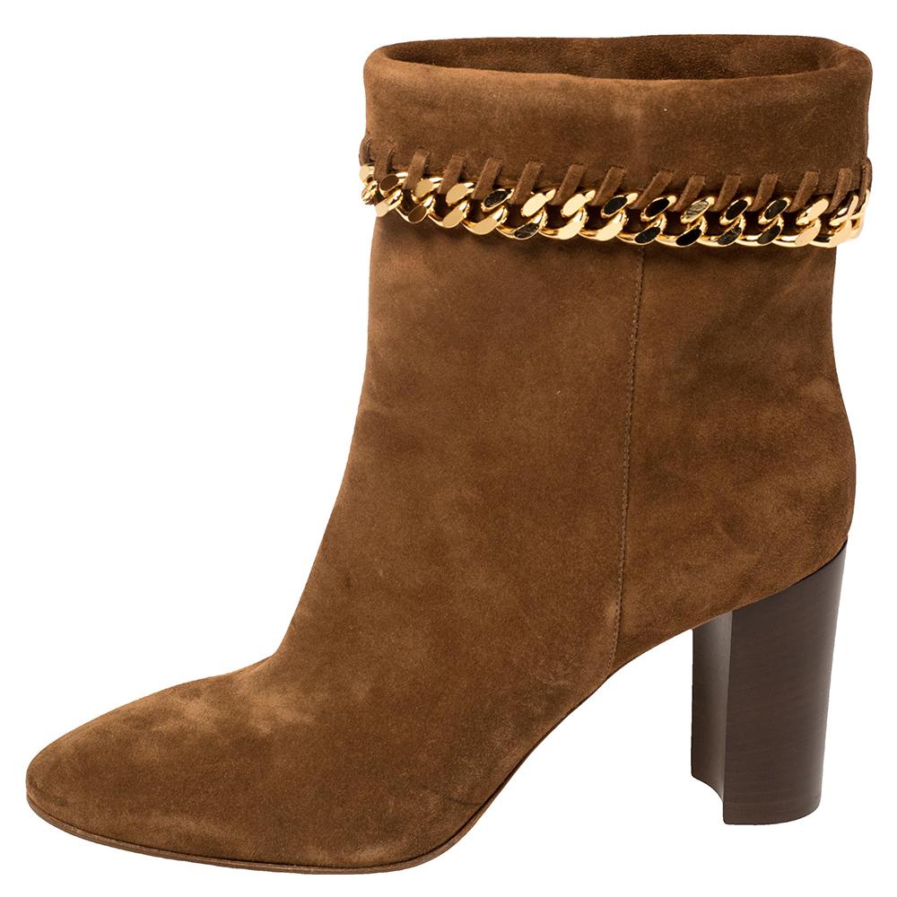 These ankle boots from Casadei promise to add oodles of style to your wardrobe! The brown boots have been crafted from suede and feature round toes, gold-tone chain-link trim detailing that looks eye-catching, and 8.5 cm block heels. They are