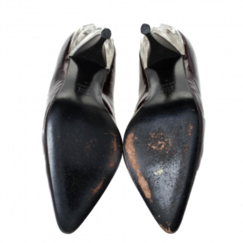 Conocido por sus diseños elegantes y de alta costura, Casadei nunca falla. Haz una declaración de estilo con este par fabricado en Italia. Fabricados en charol burdeos, tienen puntera afilada, tacón de 9,5 cm y un notable adorno de cristal.