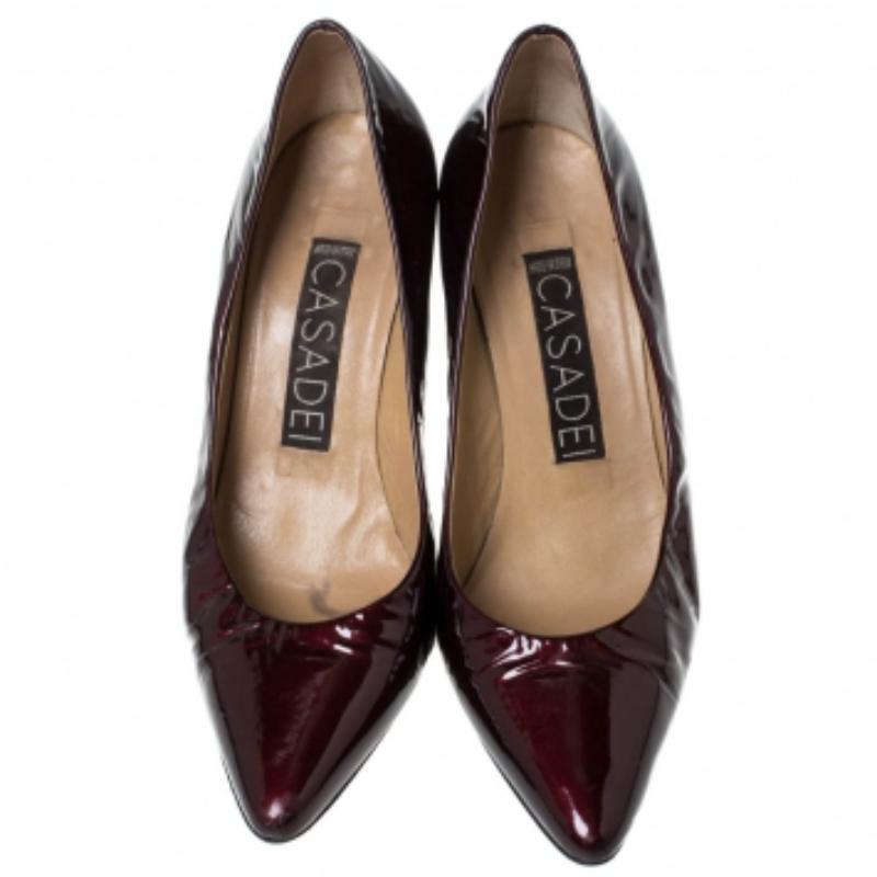 Casadei Bombas de charol burdeos con tacón adornado en punta talla 38 en Bastante bueno estado para la venta en Dubai, Al Qouz 2