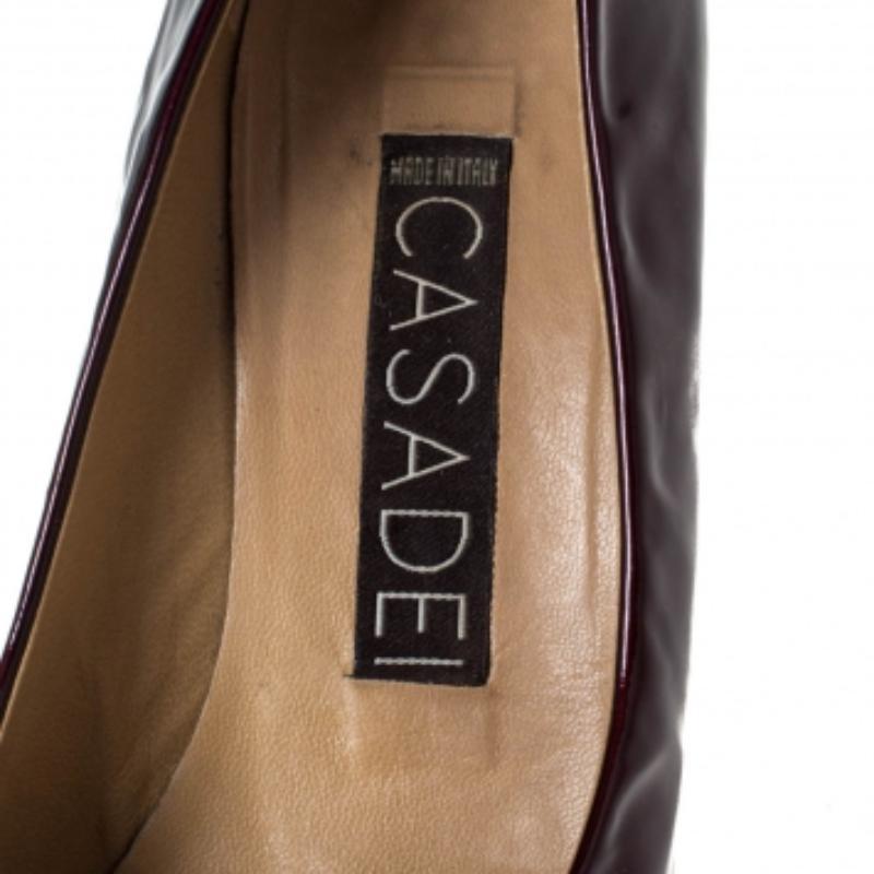 De las mujeres Casadei Bombas de charol burdeos con tacón adornado en punta talla 38 en venta