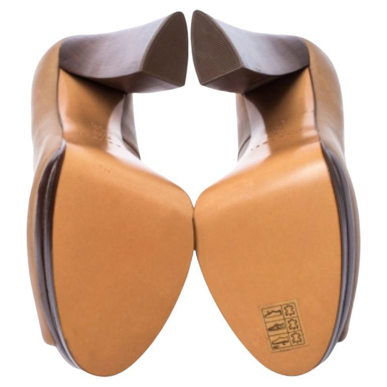 Mit diesem Paar Pumps von Casadei sehen Sie aus wie eine Diva. Sie sind mit Leder überzogen und mit Peep-Toes und 14 cm hohen Absätzen mit Plateausohle ausgestattet. Bringen Sie Stil in Ihren Kleiderschrank, indem Sie in dieses Paar dunkelbeige