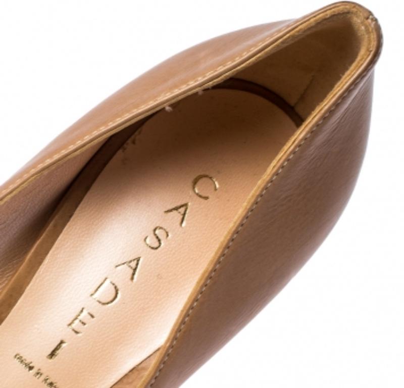 Casadei Dunkel Beige Leder Peep Toe Holz Plateau Pumps mit Absatz Größe 38,5 im Zustand „Hervorragend“ im Angebot in Dubai, Al Qouz 2