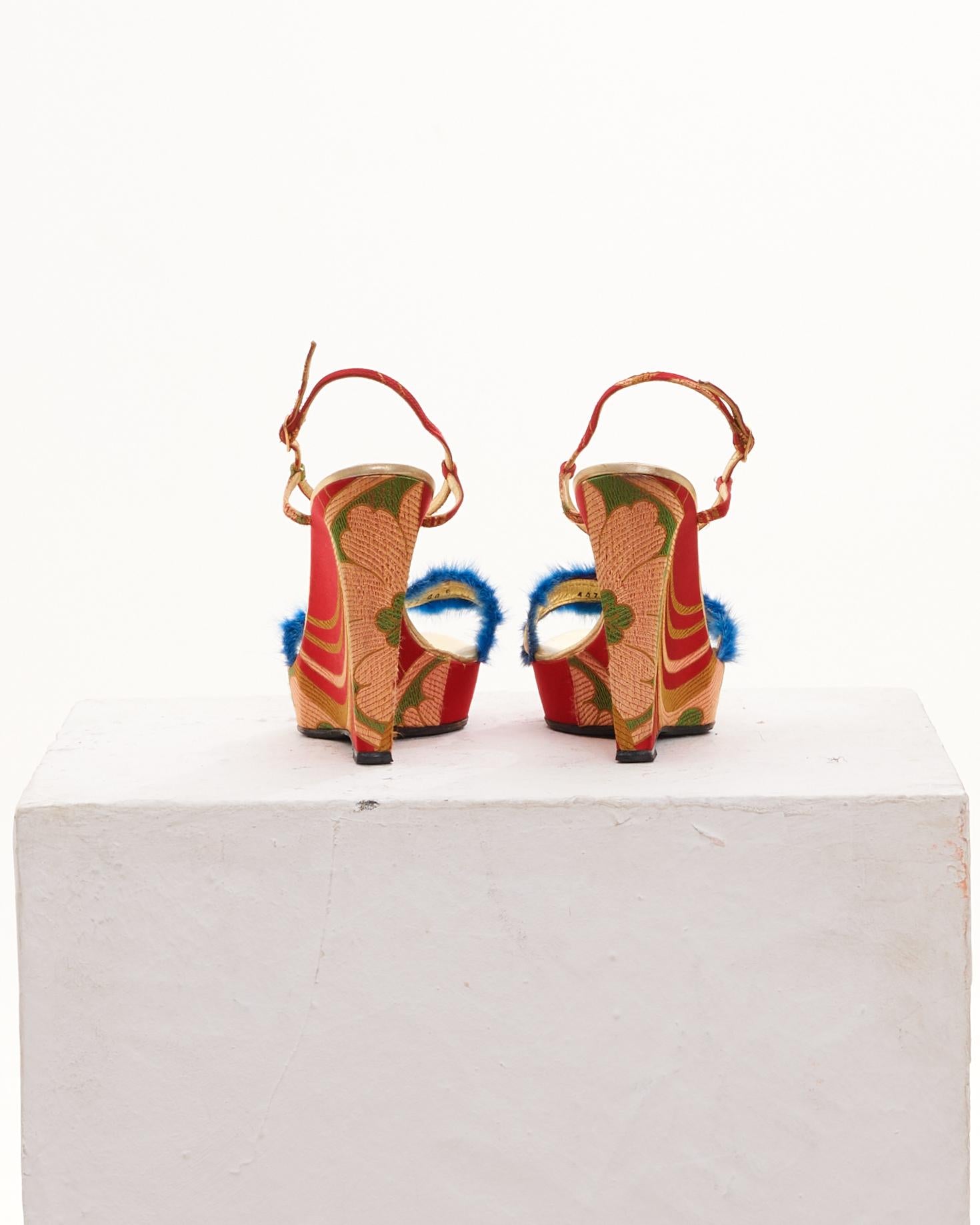 Casadei Early 2000s satin leather fur-trim wedge ankle strap sandals In condizioni ottime in vendita a Milano, IT