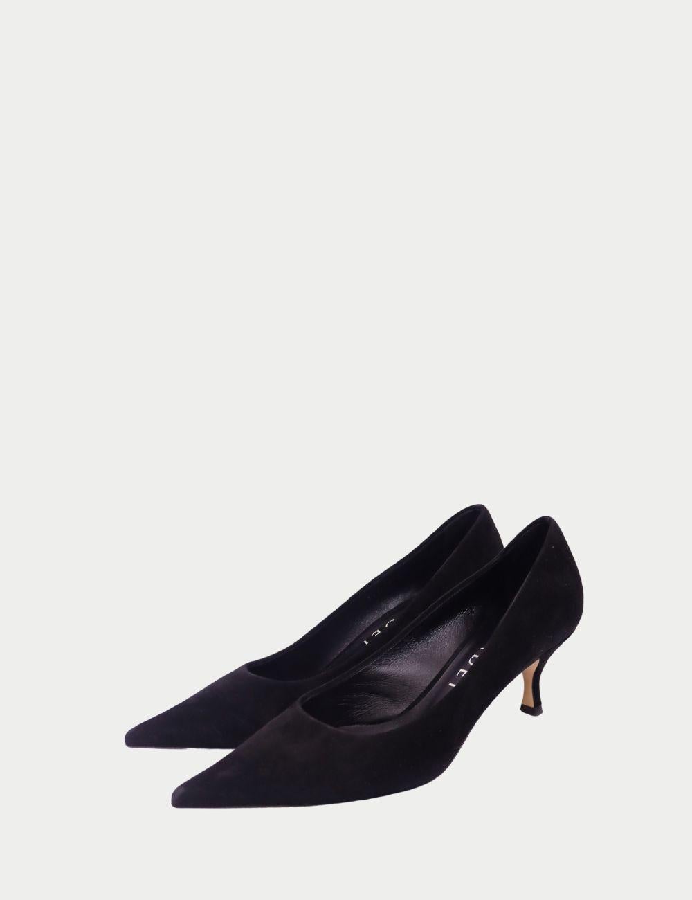 Luce una sofisticación elegante con estos zapatos de salón Casadei de ante negro, con punta afilada y tacón de aguja fino para una silueta atemporal. Fabricados en Italia, estos zapatos de salón equilibran elegancia y vanguardia, convirtiéndolos en