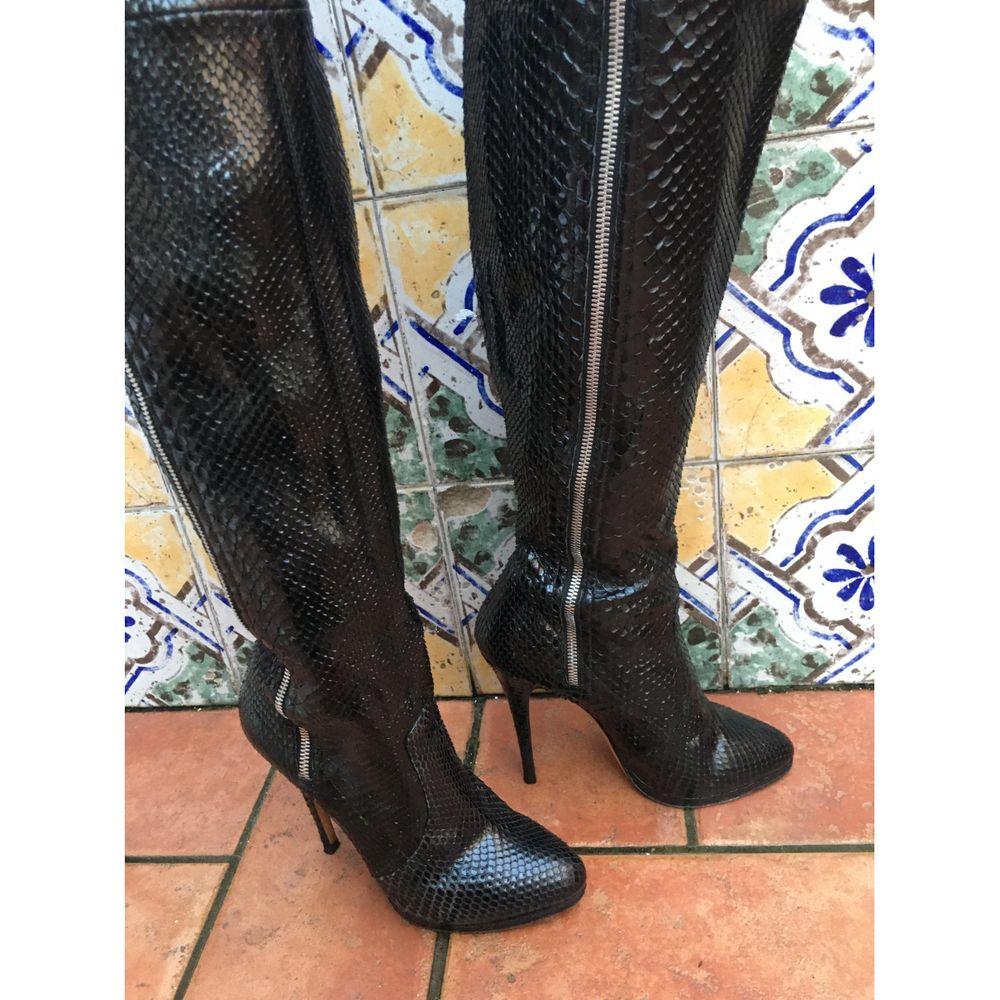 Casadei Exotic Leathers Python Boots in Black

Casadei boot. In black snakeskin. Size 37. The heel measures 12 cm, the platform 1 cm, the total height is 66 cm. Opening with side zip. With original box and dust. Excellent general