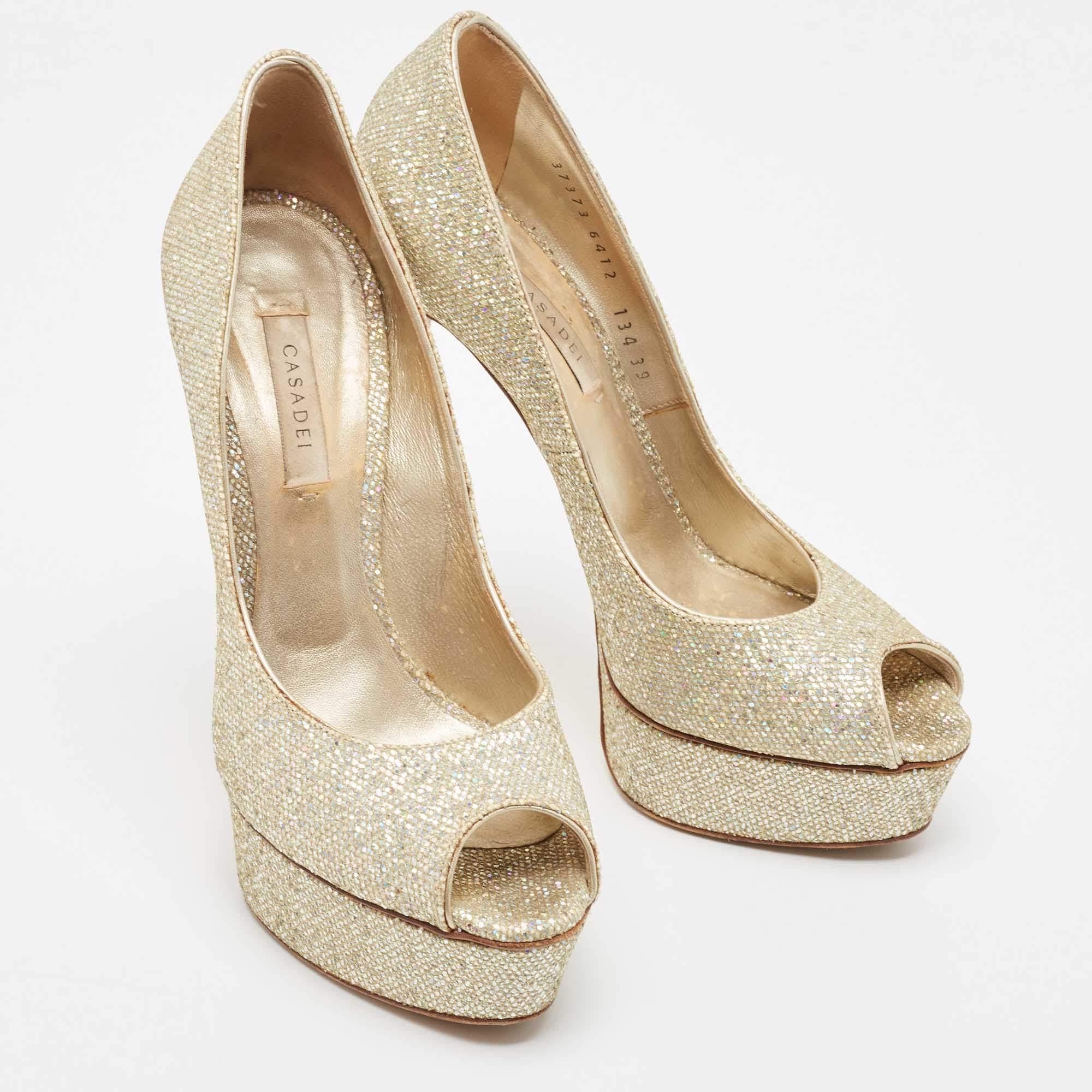 Casadei Gold Glitter Lamé Fabric Peep Toe Platform Pumps Size 39 In Good Condition For Sale In Dubai, Al Qouz 2