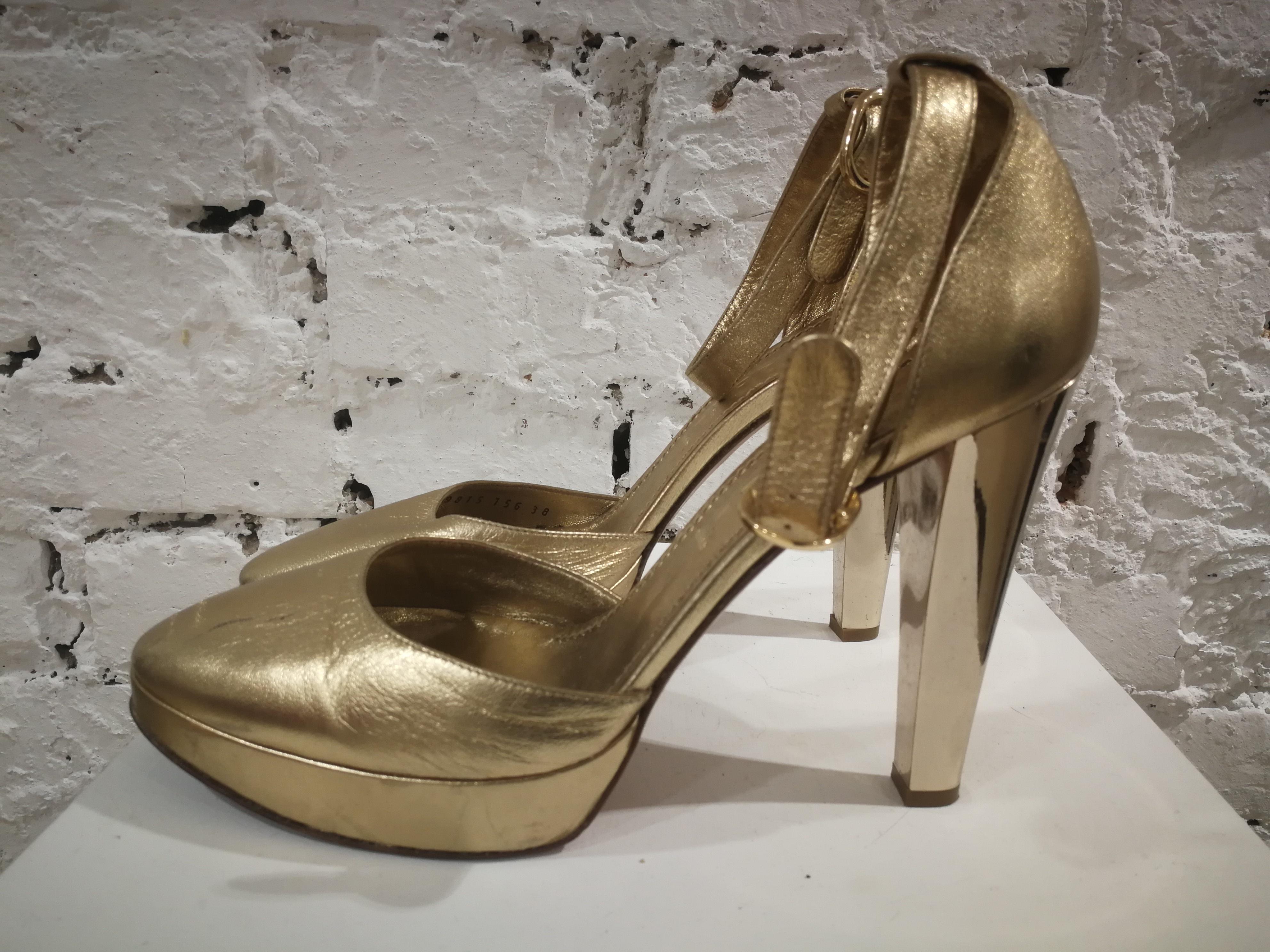 Casadei Gold Leather Sandals
totally made in italy in size 38
heels: 11 cm