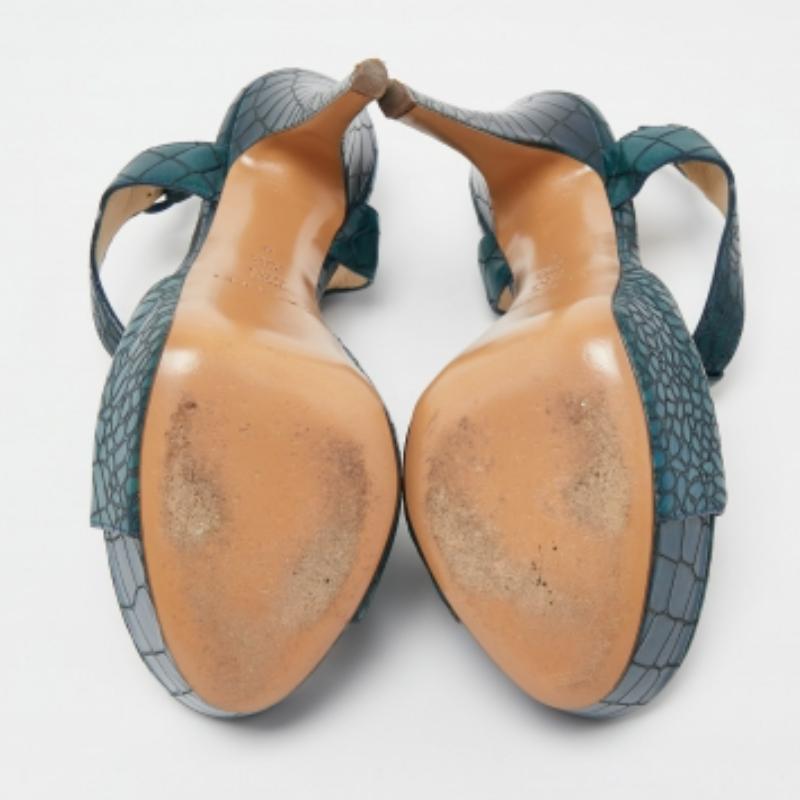 Casadei Sandalias con correa en el tobillo y plataforma de piel de cocodrilo verde con relieve talla 38 Negro en venta