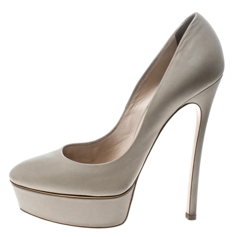 Make the streets your fashion runway with these spectacular pumps from Casadei. Understated in grey, these pumps are crafted from leather and feature a closed toe silhouette. They flaunt solid platforms, 15.5 cm heels and comfortable leather lined