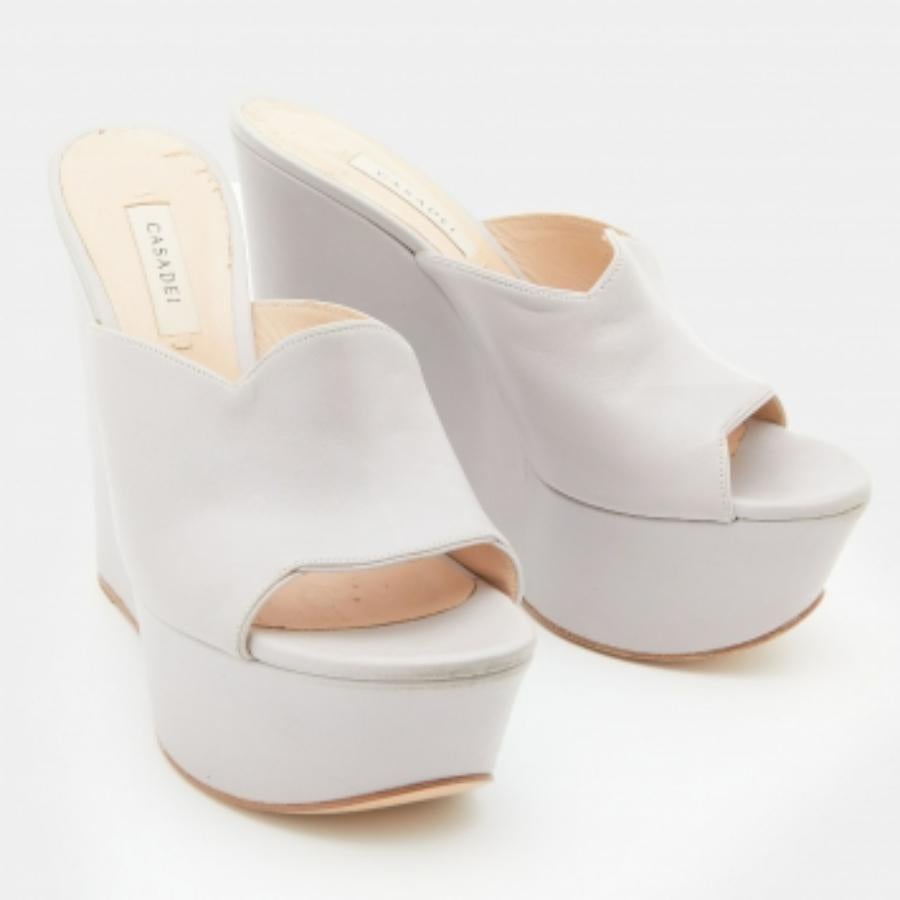 Casadei Grey Leather Platform Wedge Slide Sandals Size 38.5 In Good Condition For Sale In Dubai, Al Qouz 2