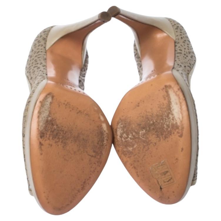 Che bellezza queste décolleté di Casadei! Con un elegante esterno grigio e un design traforato su tutta la superficie, queste décolleté sono realizzate in pelle e hanno la punta a spillo. Ti aiuteranno a stare in piedi grazie ai tacchi alti 12,5 cm.