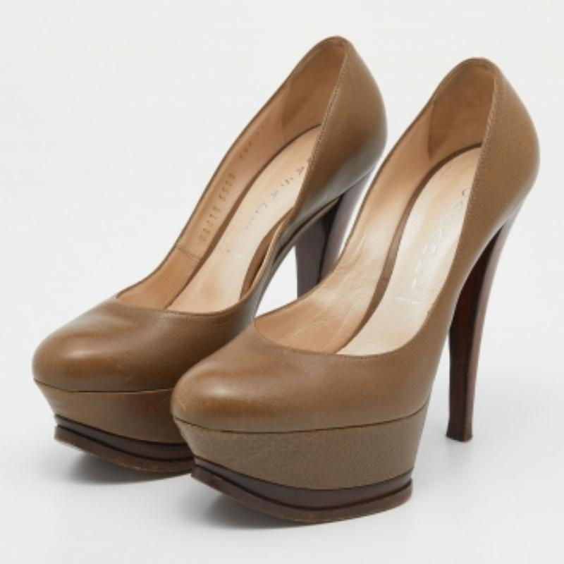 Bombas de plataforma de piel caqui Casadei Talla 37.5 en Bueno estado para la venta en Dubai, Al Qouz 2
