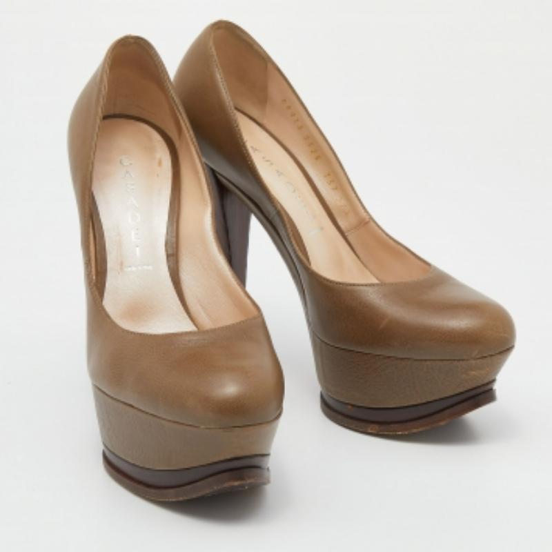 Bombas de plataforma de piel caqui Casadei Talla 37.5 en venta 1