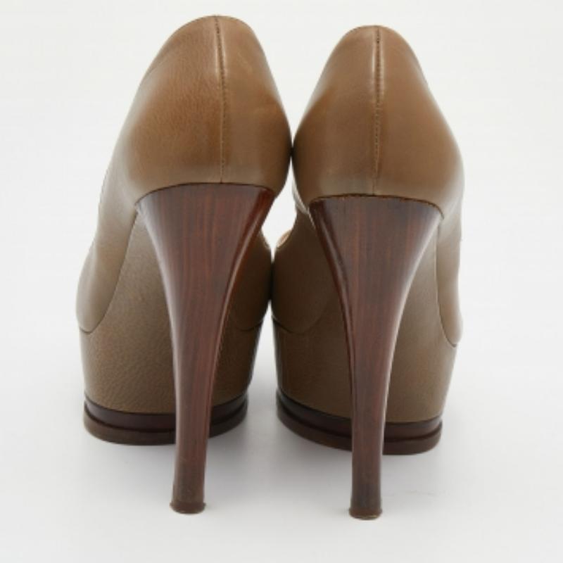 Bombas de plataforma de piel caqui Casadei Talla 37.5 en venta 3