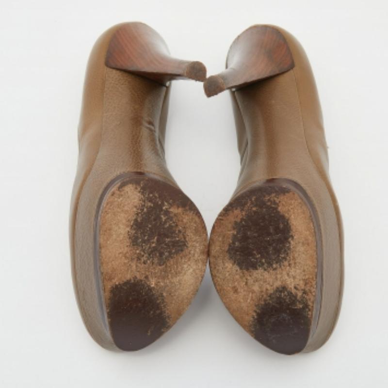 Bombas de plataforma de piel caqui Casadei Talla 37.5 en venta 4