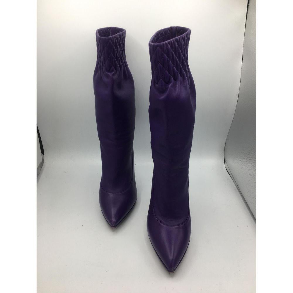 Casadei Leather Boots in Purple

Casadei boot. Made with exclusive and high quality leathers. Particular purple dye made by specialized artisans. Number 38. The heel measures 12 cm, the boot 35 cm in total. Includes original box. Excellent