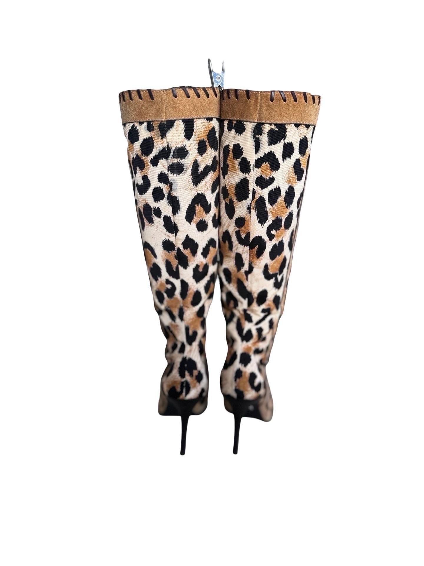 Ich bin mir nicht ganz sicher, aus welcher Ära sie stammen, ob sie aus den 90ern oder einer neueren Kreation stammen, aber sie fühlen sich durch ihren Glam-Stil wie aus den 90ern/Y2K an.  Leopardengrobkörniger Stoff mit Wildleder an der Seite und am