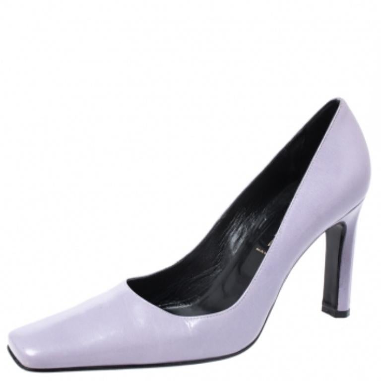Confectionnée en cuir résistant et poli, cette paire d'escarpins vous donnera l'allure d'une diva. Cette paire d'escarpins Casadei est dotée de bouts carrés et de talons hauts. Dans une remarquable nuance de violet, cette paire ne manquera pas de
