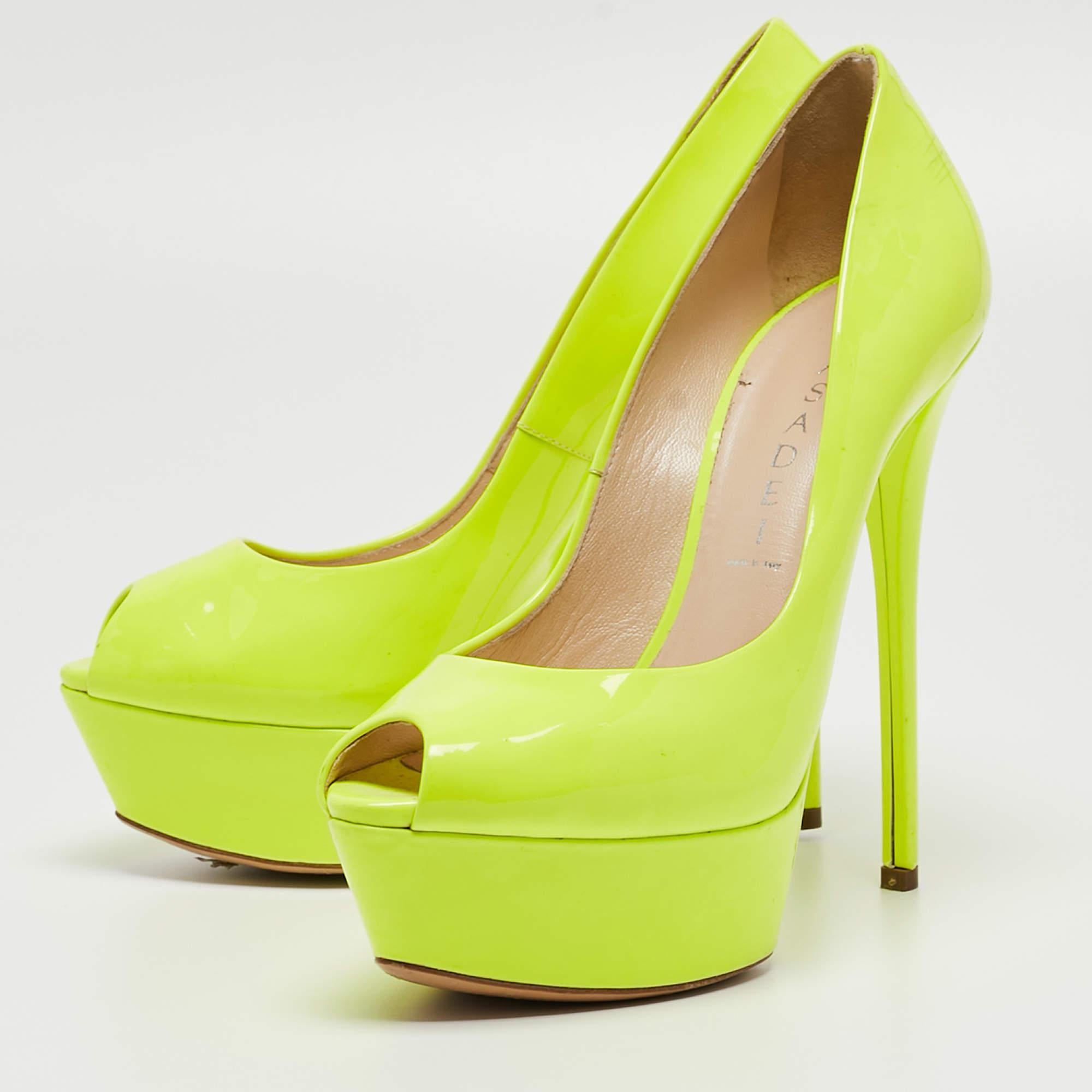 Llama la atención con estos zapatos de salón Casadei para mujer. Impecablemente elaborados, estos elegantes tacones ofrecen moda y comodidad, elevando tu look con cada paso elegante.