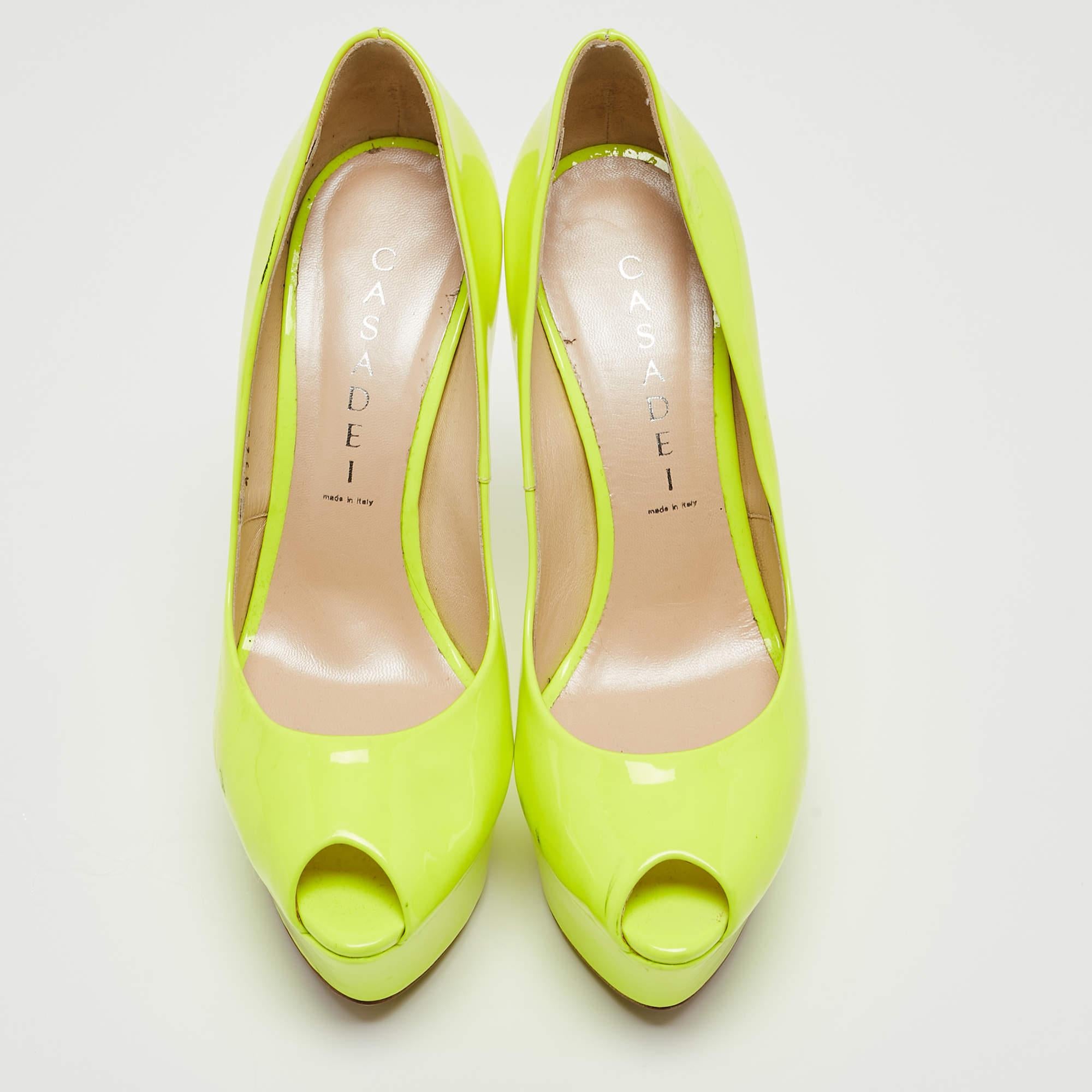 Casadei Bombas de plataforma con puntera abierta Daisy de charol verde lima Talla 37 Verde en venta