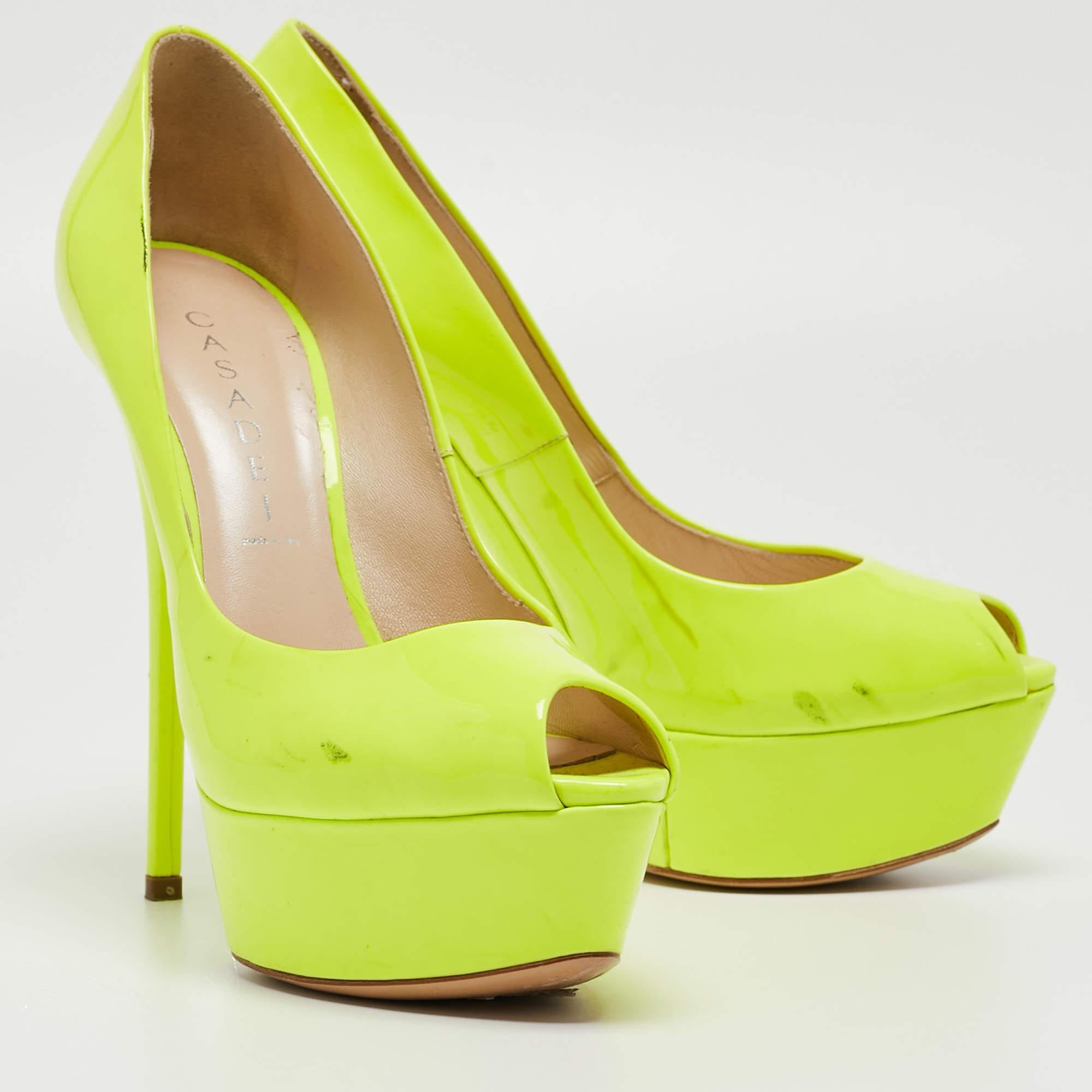 Casadei Bombas de plataforma con puntera abierta Daisy de charol verde lima Talla 37 en Bueno estado para la venta en Dubai, Al Qouz 2