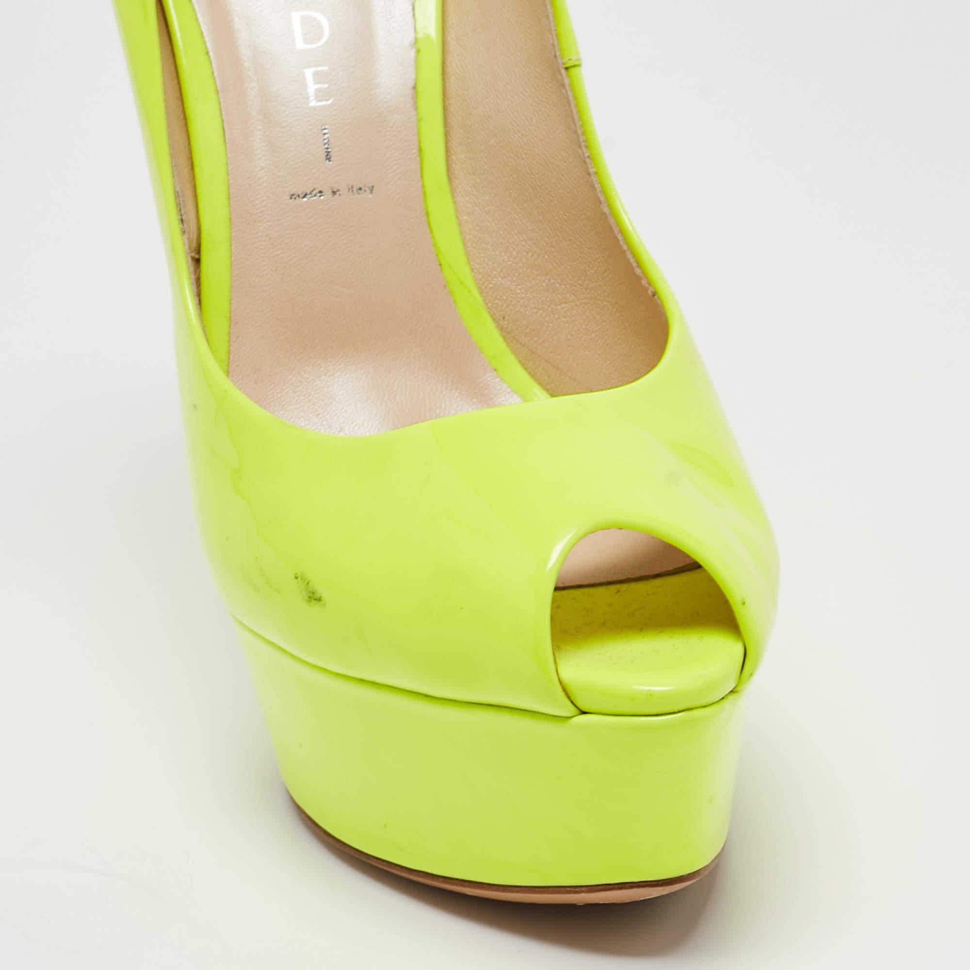 Casadei Bombas de plataforma con puntera abierta Daisy de charol verde lima Talla 37 en venta 3