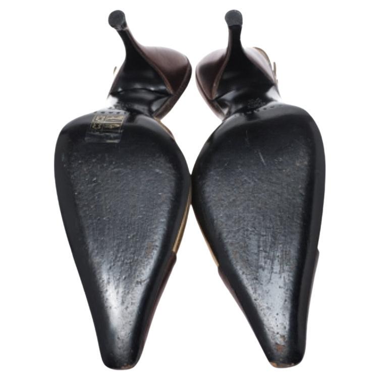 Offrez-vous un look élégant sans effort avec ces sandales de la maison Casadei. Magistralement conçues dans un corps en cuir doré, elles sont dotées de bouts pointus marron et de brides de type slingback. La paire est montée sur des talons hauts de