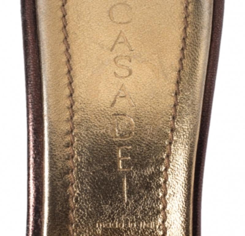 Casadei Metallic Gold/Brown Leather Pointed Toe Slingback Sandals Size 37.5 (Sandales à talon aiguille en cuir métallisé or/brun) État moyen à Dubai, Al Qouz 2