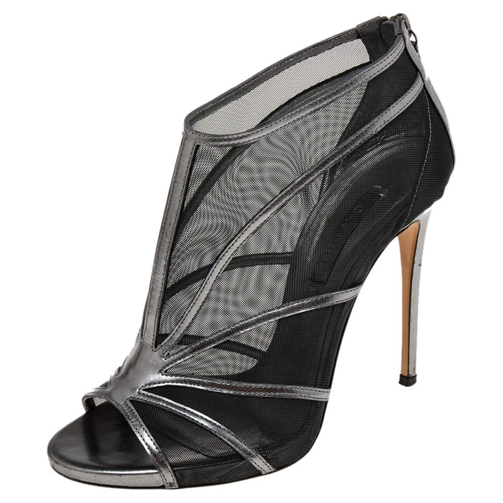Eleganti e raffinati, questi stivaletti di Casadei aggiungeranno un tocco di lusso al tuo abbigliamento. Sono state create con pelle grigio-nera e mesh in una silhouette lunga fino alla caviglia. Hanno la punta aperta, la minuteria nera e il tacco