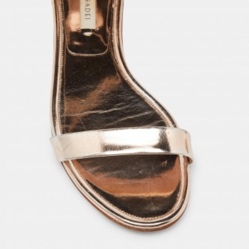 Umrahmen Sie Ihre Füße mit diesen flachen Sandalen von Casadei. Die aus den besten MATERIALEN gefertigten Flats passen perfekt zu kurzen, Midi- und Maxi-Säumen.