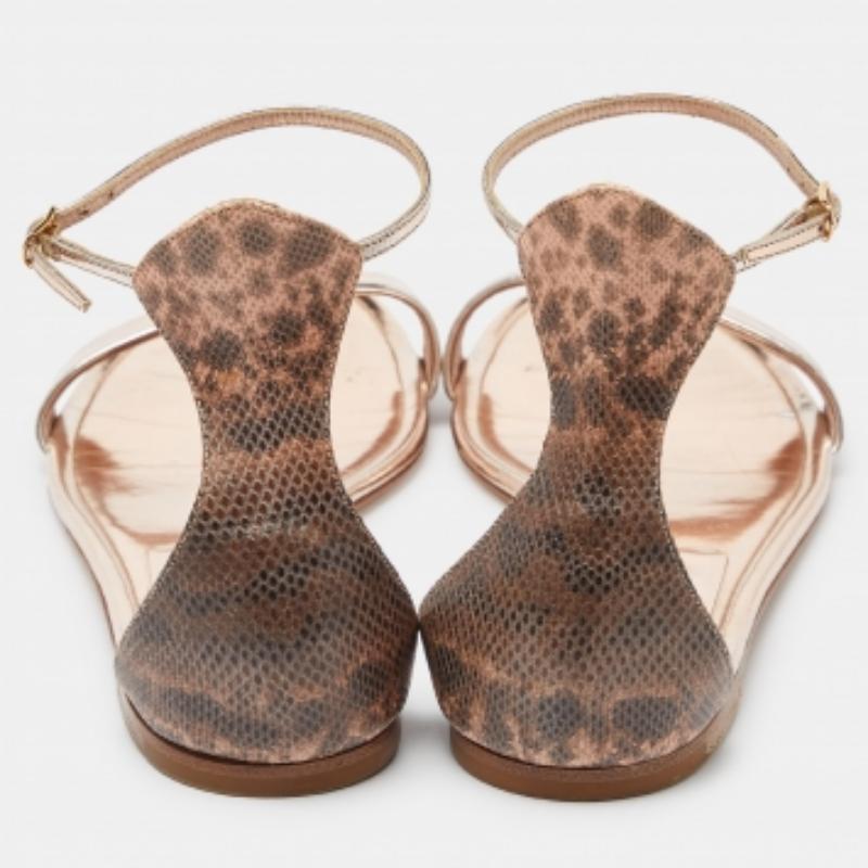 Casadei Metallic Leder und Eidechse geprägte Riemchensandalen Größe 39.5 im Zustand „Gut“ in Dubai, Al Qouz 2