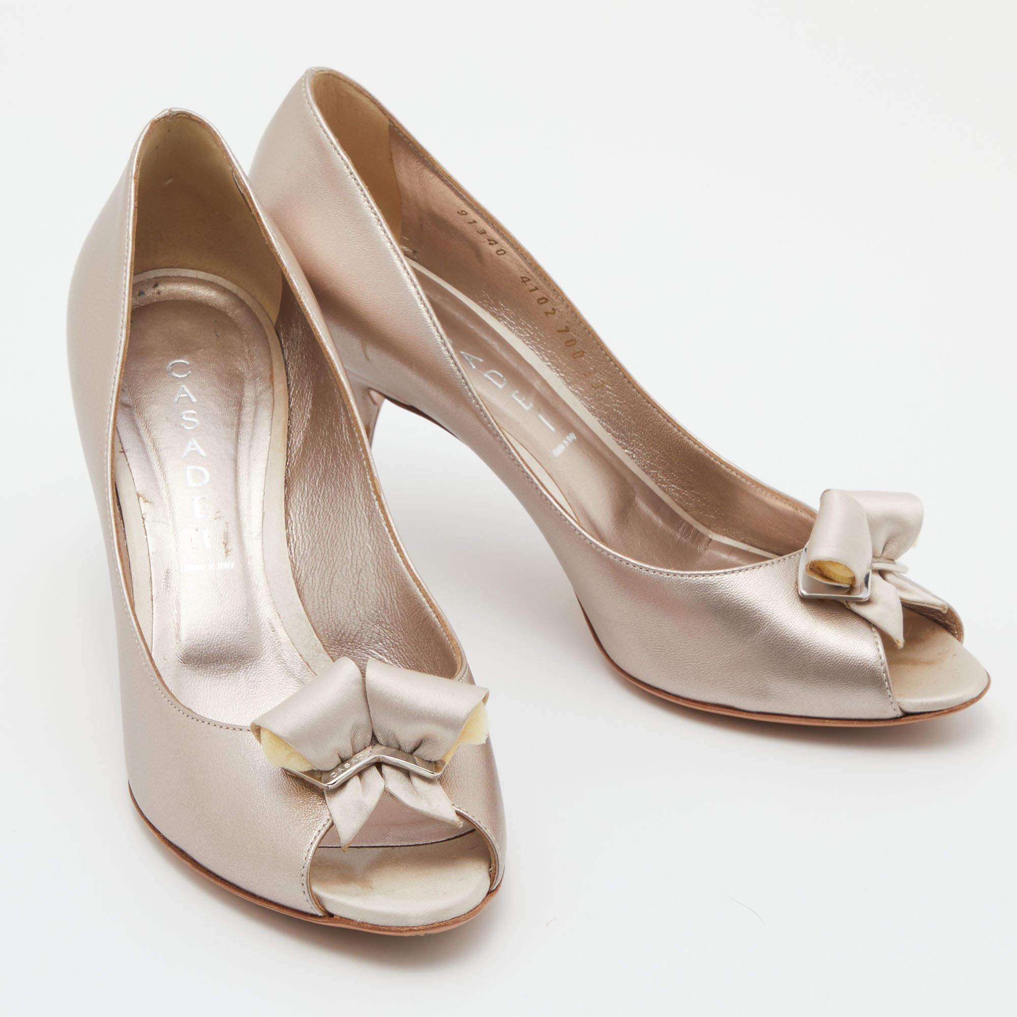 Casadei Metallic Leather and Satin Bow Peep Toe Pumps Size 39 In Good Condition For Sale In Dubai, Al Qouz 2