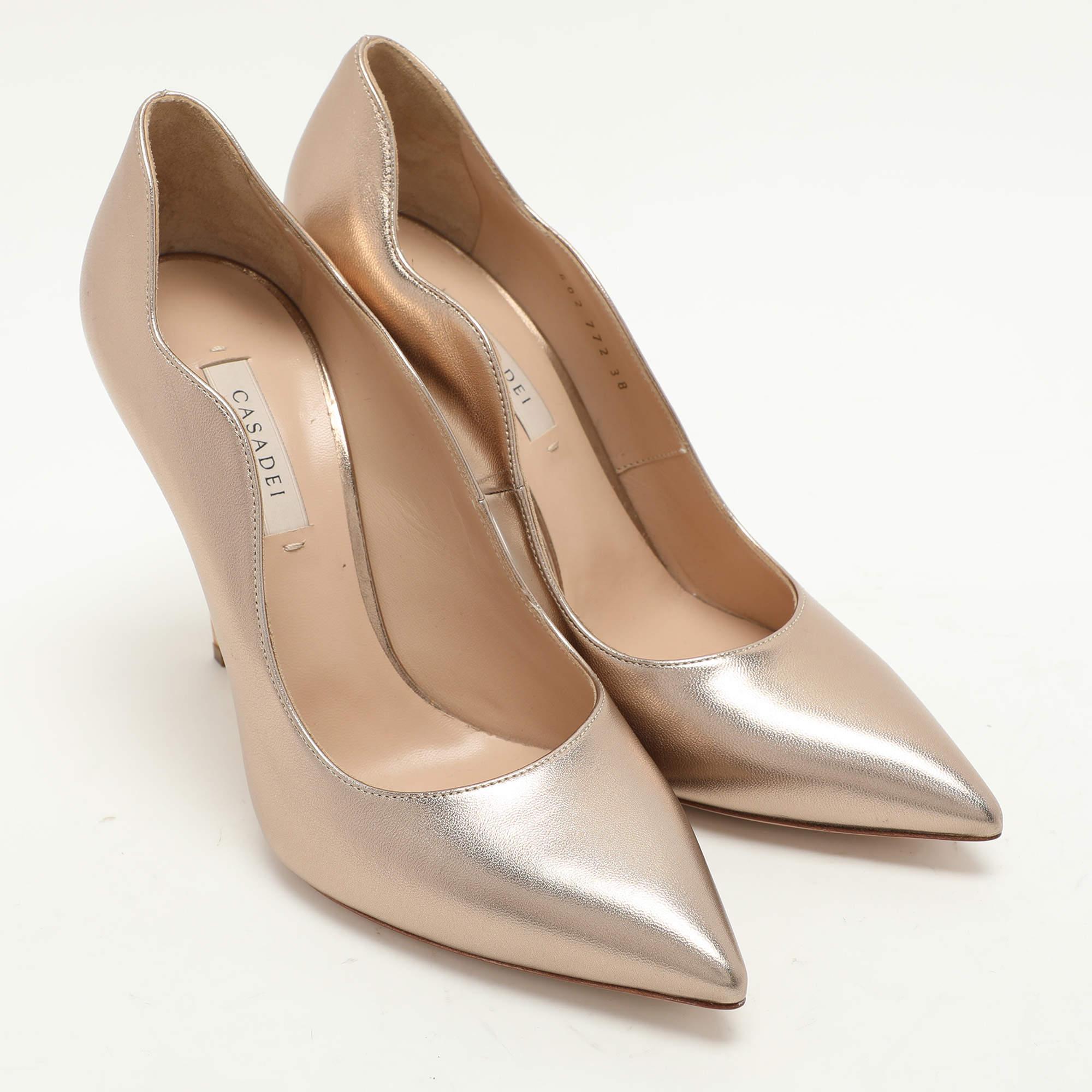 Casadei Metallic Rose Gold Leather Pointed Toe Pumps Size 38 In Excellent Condition In Dubai, Al Qouz 2