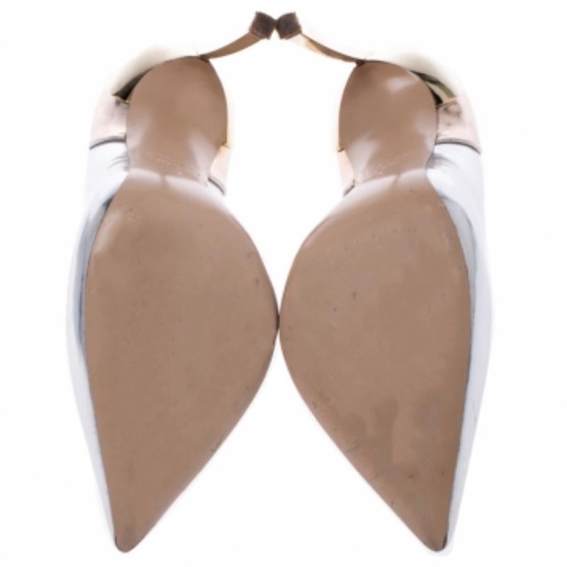Ajoutez une touche de glamour à votre look en portant ces escarpins en cuir. Avec cette paire, Casadei vous offre l'un de ses meilleurs modèles qui reflètent un attrait intemporel. Les orteils pointus, les deux tons et les talons de 11 cm font de