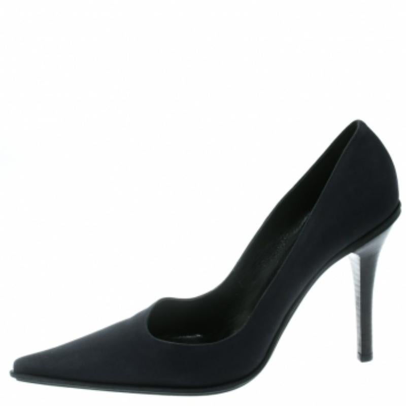 Estos zapatos de salón de Casadei seguro que aportan mucho estilo a tu armario. Estos zapatos de salón azul marino están fabricados en satén y tienen puntera en punta. Están equipados con cómodas plantillas forradas de piel y tacones de aguja de 11