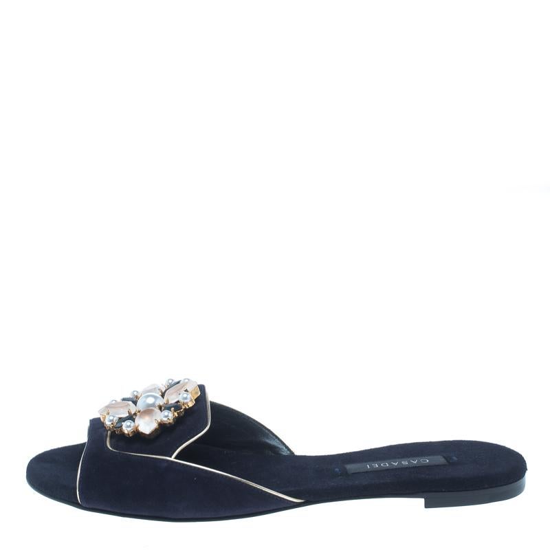 Ravishing, resplendent and regal, these flat slides from Casadei will take your breath away! The navy blue slides are crafted from suede and feature a peep-toe silhouette. They flaunt artsitic vamp straps with an exquisite crystal embellished brooch