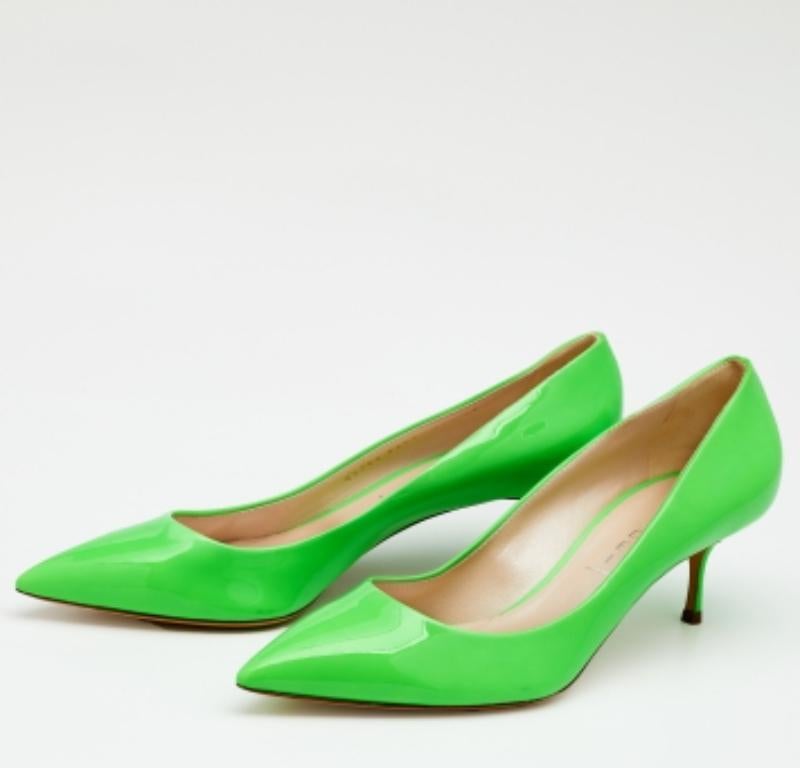 Élégante et pointue, cette paire d'escarpins Casadei incarne une forme architecturale. Il est réalisé en cuir verni dans une teinte vert fluo qui attire l'attention, et sa tige est montée sur des talons de 5,5 cm.