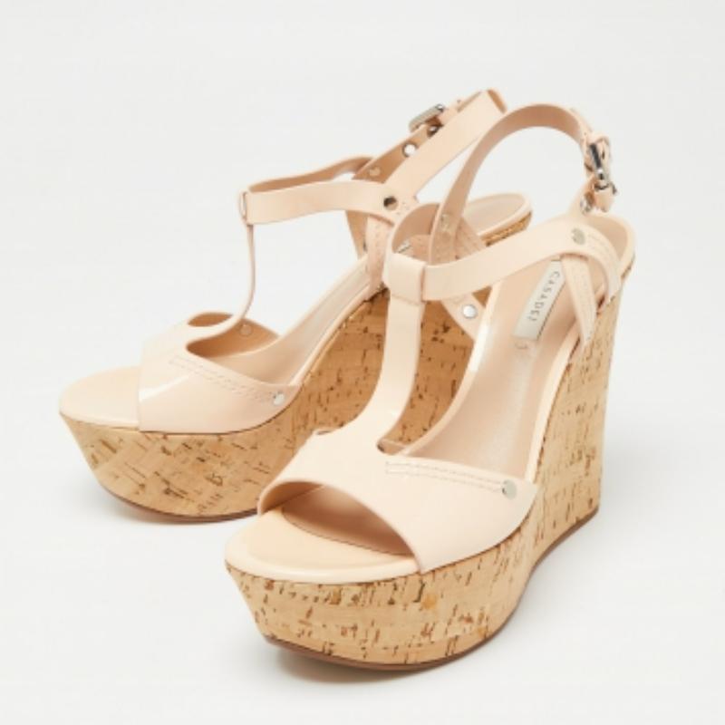 Ces sandales rose pâle signées Casadei sont ultra-féminines et d'un glamour absolu. Ces superbes sandales sont confectionnées en cuir verni et présentent une silhouette à bout ouvert. Ils sont dotés d'une bride en T sur l'empeigne, d'une bride de