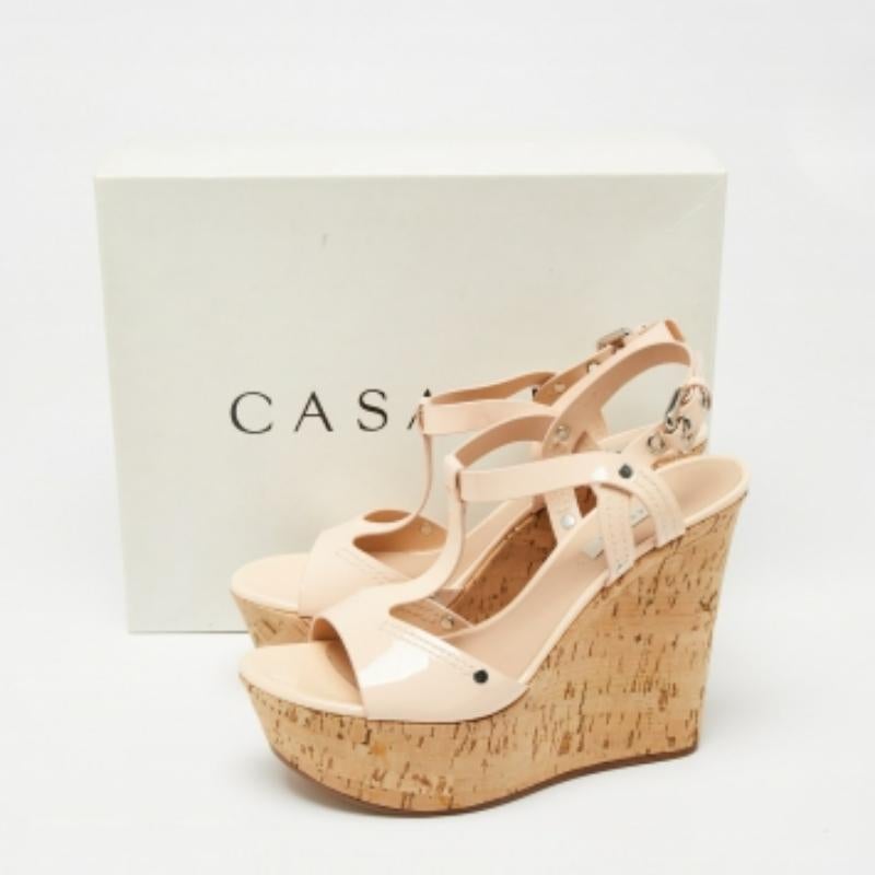 Gris Casadei - Sandales compensées en cuir verni rose pâle avec bride en T - Taille 41 en vente