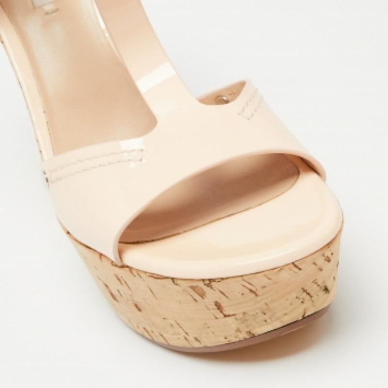 Casadei - Sandales compensées en cuir verni rose pâle avec bride en T - Taille 41 en vente 1